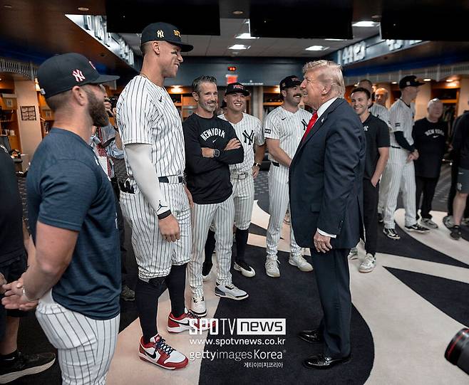 ▲ 애런 저지를 비롯한 뉴욕 양키스 선수단은 12일(한국시간) 디트로이트와 경기 전 도널드 트럼프 대통령을 만났다.