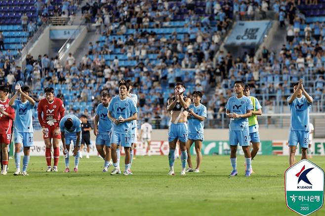 지난달 23일 제주SK전 이후 팬들에게 인사하고 있는 대구FC 선수들. /사진=한국프로축구연맹 제공