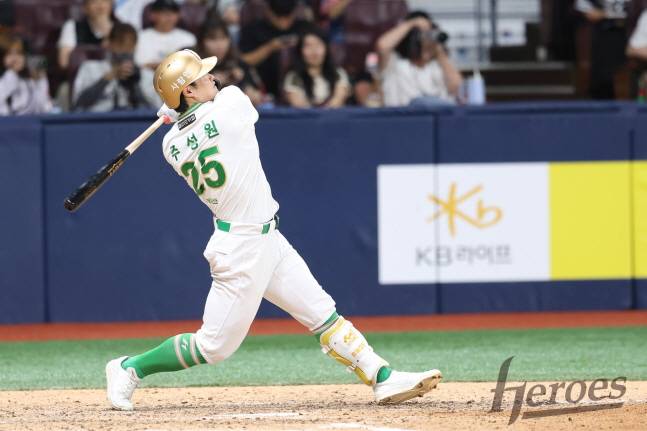 주성원이 8회말 쐐기 솔로포를 날리고 있다. /사진=키움 히어로즈 제공