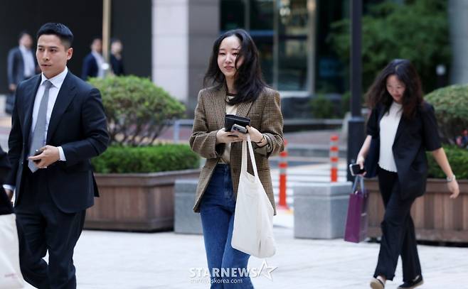 민희진과 하이브 간 주주간계약 해지 확인 및 풋옵션 청구 소송 변론기일인 11일 민희진 전 대표가 서울지방법원에 들어서고 있다. /2025.09.11 /사진=김휘선 hwijpg@