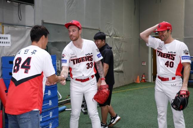 KIA 애덤 올러(가운데)가 11일 광주 롯데전을 앞두고 최인후 소방관과 인사를 나누고 있다. /사진=KIA 타이거즈 제공