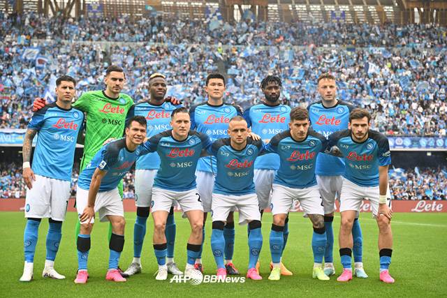 나폴리 시절 김민재(두 번째줄 오른쪽에서 3번째), 이르빙 로사노(첫 번째줄 왼쪽). /AFPBBNews=뉴스1