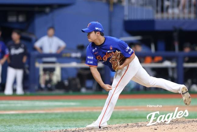한화 정우주가 8월 28일 고척 키움전 7회말 무사 1, 2루서 역투하고 있다. /사진=한화 이글스 제공
