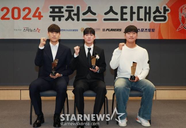 한화 정우주(오른쪽)가 지난해 11월 열린 '2024 퓨처스 스타대상'에서 축구와 농구 대상 수상자 양민혁(왼쪽), 박정웅과 기념 촬영을 하고 있다. /사진=이동훈 기자