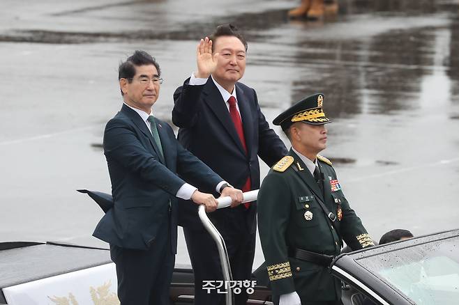지난해 10월 1일 경기 성남 서울공항에서 열린 건군 76주년 국군의 날 기념식에서 윤석열 전 대통령이 김용현 전 국방부 장관과 사열하고 있다. 한수빈 기자