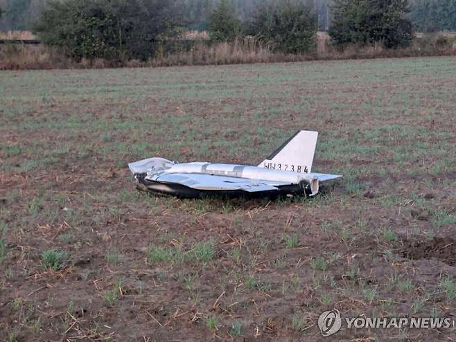 지난 10일(현지시간) 폴란드 영토에 추락한 드론. [로이터=연합뉴스. 다리우스 스테파니우크 제공. 재판매 및 DB 금지]