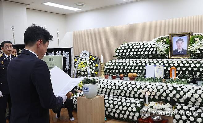 이재명 대통령의 조전 대독하는 강훈식 비서실장 (인천=연합뉴스) 임순석 기자 = 강훈식 대통령비서실장 12일 인천 동구의 한 장례식장에 마련된 해양경찰관 고(故) 이재석 경사 빈소를 찾아 이재명 대통령의 조전을 대독하고 있다.
    이 경사는 지난 11일 인천 옹진군 영흥도 갯벌에 고립된 70대 A씨를 구조하는 과정에서 자신이 착용했던 구명조끼를 A씨에게 입혀준 뒤 함께 헤엄쳐 나오다 실종됐다. 2025.9.12 soonseok02@yna.co.kr