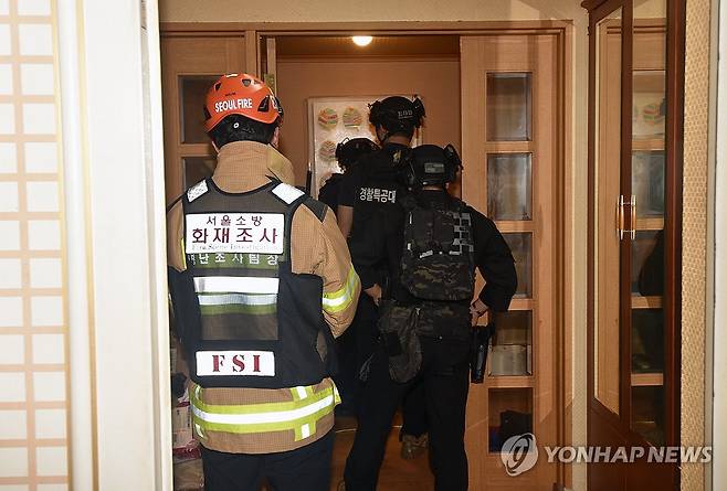 '인천 사제총기 사건' 피의자 자택 수색하는 경찰 (서울=연합뉴스) 지난 21일 인천 송도국제도시 아파트에서 60대 남성이 아들을 사제총기로 살해한 뒤 체포됐다. 경찰이 21일 집에 폭발물을 설치했다는 피의자 진술을 토대로 서울 도봉구 피의자 자택을 수색하고 있다. 2025.7.24 [서울소방재난본부 제공. 재판매 및 DB 금지] photo@yna.co.kr