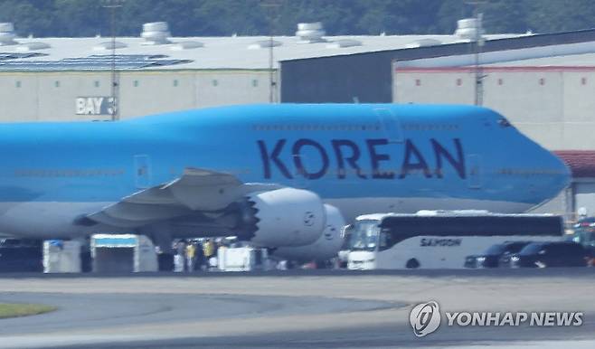 '가족 기다리는 집으로' (애틀랜타=연합뉴스) 신현우 기자 = 이민단속으로 체포됐던 현대차-LG엔솔 배터리공장 건설 현장 직원을 태운 버스가 11일(현지시간) 미국 조지아주 하츠필드-잭슨 애틀랜타 국제공항에 도착해 대한항공 전세기 앞에 대기하고 있다. 2025.9.11 nowwego@yna.co.kr