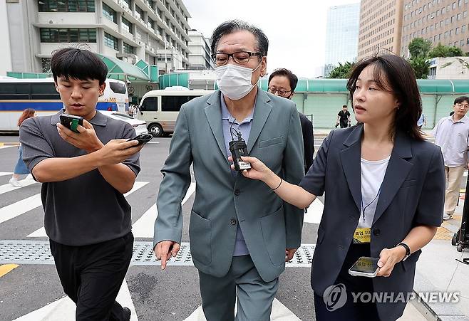 영장심사 포기하고 특검 대기하는 건진법사 전성배 씨 (서울=연합뉴스) 이동해 기자 = 영장심사를 포기한 건진법사 전성배 씨가 21일 민중기 특별검사팀 사무실이 마련된 서울 종로구 KT 광화문빌딩 웨스트에서 대기하기 위해 출석하고 있다. 
    전 씨는 이날 오전 10시 30분에 영장실질심사를 받을 예정이었지만 심사 포기 의사를 밝혔다. 2025.8.21 eastsea@yna.co.kr