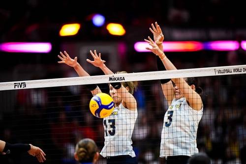 블로킹하는 일본의 시마무라(오른쪽 3번) [FIVB 홈피 캡처. 재판매 및 DB 금지]