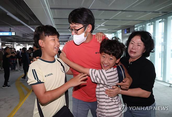 가족과 만난 귀국 한국인 근로자 (영종도=연합뉴스) 이진욱 기자 = 미국 이민 당국에 체포·구금됐다가 석방된 한국인 근로자가 12일 인천국제공항을 통해 귀국해 가족들과 만나 인사를 나누고 있다. 2025.9.12 [공동취재] cityboy@yna.co.kr