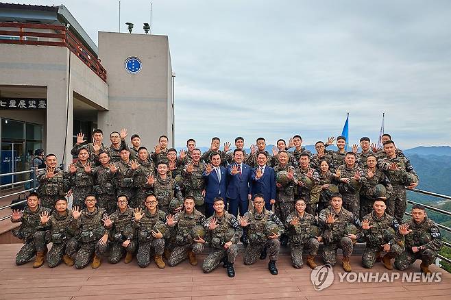 이재명 대통령, 전방부대 방문 (서울=연합뉴스) 이재명 대통령이 12일 강원도 화천 7사단에서 장병들과 기념촬영을 하고 있다. 2025.9.12 [대통령실 제공. 재판매 및 DB 금지] xyz@yna.co.kr