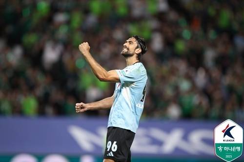 13일 전주월드컵경기장에서 열린 전북현대모터스FC와 대전하나시티즌의 맞대결에서 선제골을 넣은 전북 콤파뇨가 페널티킥을 성공한 후 포효하고 있다. 한국프로축구연맹 제공