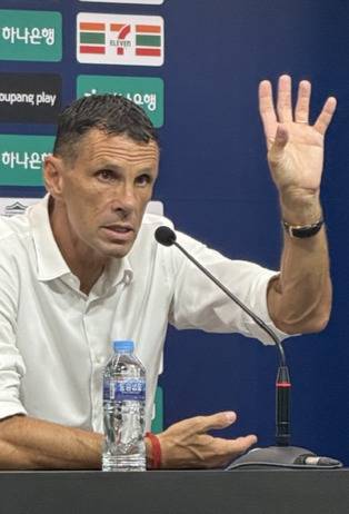 거스 포옛 감독이 13일 전주월드컵경기장에서 열린 대전하나시티즌과의 맞대결 후 기자회견에서 취재진의 질문에 답하고 있다. 박현우 기자