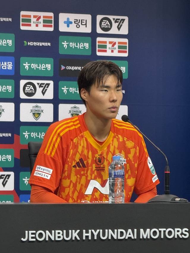 전북현대 '수문장' 송범근이 13일 전주월드컵경기장에서 열린 대전하나시티즌과의 맞대결 후 기자회견에서 취재진의 질문에 답하고 있다. 박현우 기자