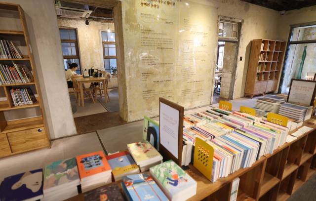 국가등록문화유산으로 지정된 옛 백제병원 건물 2층에 있는 복합문화공간 ‘창비 부산’. 이재찬 기자 chan@