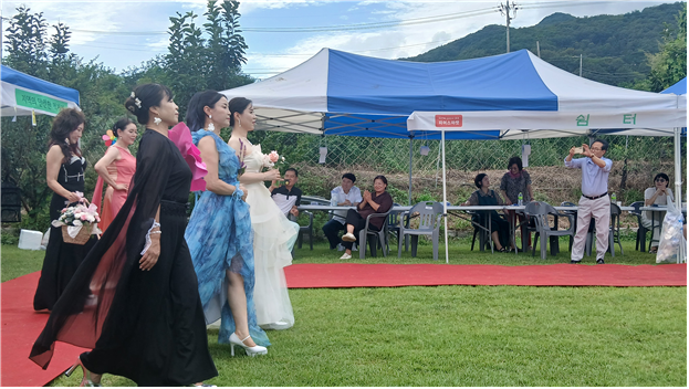 이안한복마을, 한국한복진흥원과 협업하여 진행된 한복 패션쇼는 푸른 잔디밭 위를 걷는 시니어모델들의 전통한복과 드레스 퍼포먼스로 큰 박수와 환호를 받았고, 조용했던 마을이 활기와 감동으로 가득 찼다