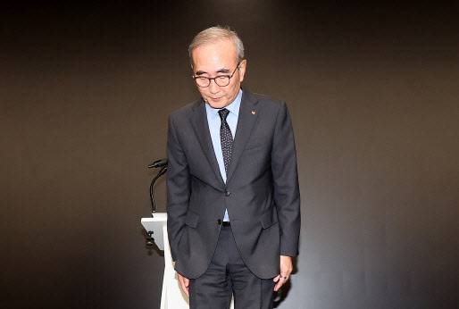 김영섭 KT 사장이 9월 11일 서울 종로구 KT 광화문빌딩 웨스트 사옥에서 소액결제 피해와 관련해 고개 숙여 사과하고 있다.(사진=공동취재, 연합뉴스)