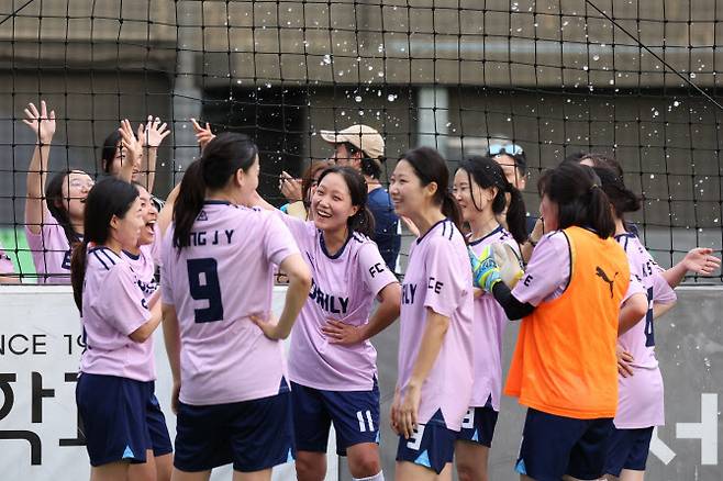 이데일리 선수단이 13일 서울 성북구 서경대 풋살파크에서 열린 제3회 한국기자협회 여성회원 풋살대회에서 기뻐하고 있다. 사진=이영훈 기자