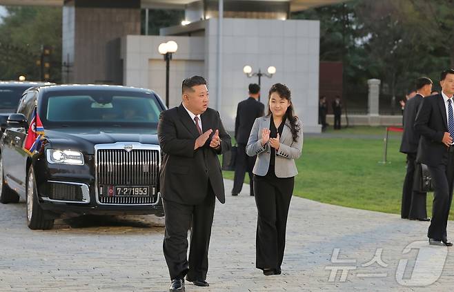 2024년 10월 북한 노동당 창건 79주년 기념일 당시의 김정은 북한 노동당 총비서와  딸 김주애 [국내에서만 사용가능. 재배포 금지. DB 금지. For Use Only in the Republic of Korea. Redistribution Prohibited] rodongphoto@news1.kr