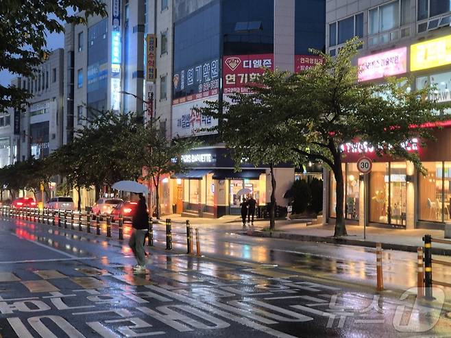 지난 12일 오후 강원 강릉 교통 일대에서 우산을 쓴 시민들이 발걸음을 옮기고 있다. 기상청은 극심한 가뭄이 이어지는 강릉을 포함한 동해안에 오는 14일까지 30~80㎜(많은 곳 북부동해안 100㎜이상)의 비가 내릴 것으로 예보했다.2025.9.12./뉴스1 윤왕근기자 ⓒ News1 윤왕근 기자