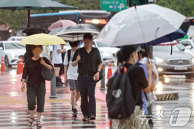 서울에 호우주의보가 내린 13일 서울 종로구 광화문네거리에서 우산을 쓴 시민들이 출근길 발걸음을 재촉하고 있다. 2025.8.13/뉴스1 ⓒ News1 민경석 기자