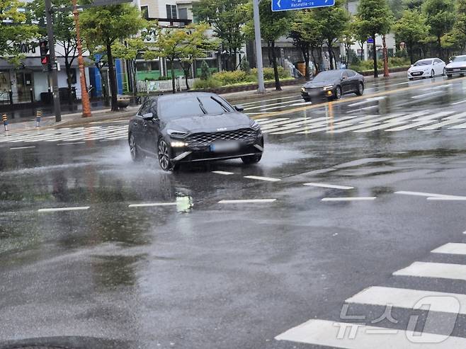 극심한 가뭄을 겪고 있는 강원 강릉지역에 많은 비가 내린 13일 오전 교1동 사거리 도로에서 차량이 도로 위로 물보라를 일으키며 지나가고 있다. 2025.9.13/뉴스1 ⓒ News1 윤왕근 기자