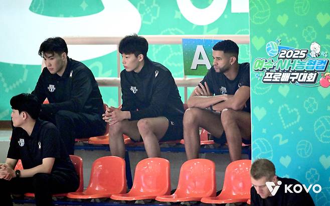 관중석에서 경기를 지켜보는 현대캐피탈의 외국인 선수 레오(오른쪽)(KOVO제공)