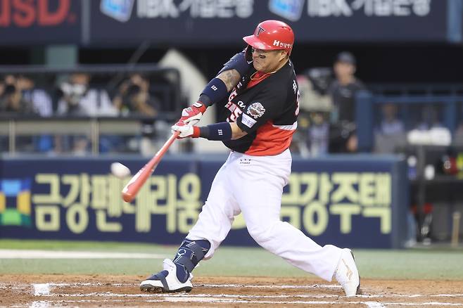 KIA 타이거즈 최형우가 13일 열린 KBO리그 잠실 LG 트윈스전에서 6회초 결승 솔로포를 터뜨렸다. 최형우는 이 한 방으로 개인 통산 최다 홈런 공동 3위에 올랐다. (KIA 타이거즈 제공)