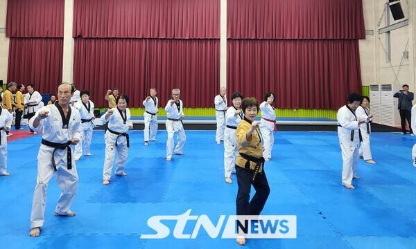 13일 전북 무주군 무주국민체육센터에서 '2025 전북시니어태권도협회장배 경락품새 경연대회'가 열렸다. 어르신 참가들이 열띤 경연을 펼치고 있다. /사진(무주)=이상완 기자