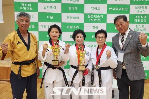 13일 전북 무주군 무주국민체육센터에서 '2025 전북시니어태권도협회장배 경락품새 경연대회'가 열렸다. 경연 수상자들과 최재균 세계어린이태권도연맹 경락품새단장(좌)과 정선진 전북시니어태권도협회장(우)이 기념 촬영을 하고 있다. /사진(무주)=이상완 기자