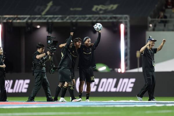 13일 서울 마포구 상암월드컵경기장에서 열린 2025 아이콘매치 이벤트 경기에서 구자철의 환상적인 터치 후 환호하는 FC 스피어 선수들. /사진=넥슨 제공