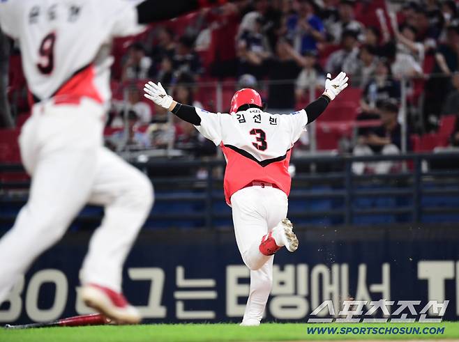 9회말 KIA 김선빈이 끝내기 안타를 날렸다. 환호하는 김선빈.