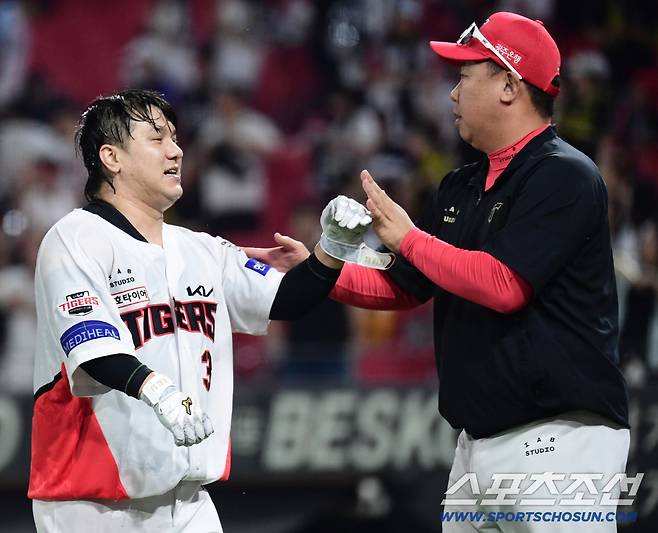 이범호 감독과 하이파이브를 나누고 있는 김선빈.