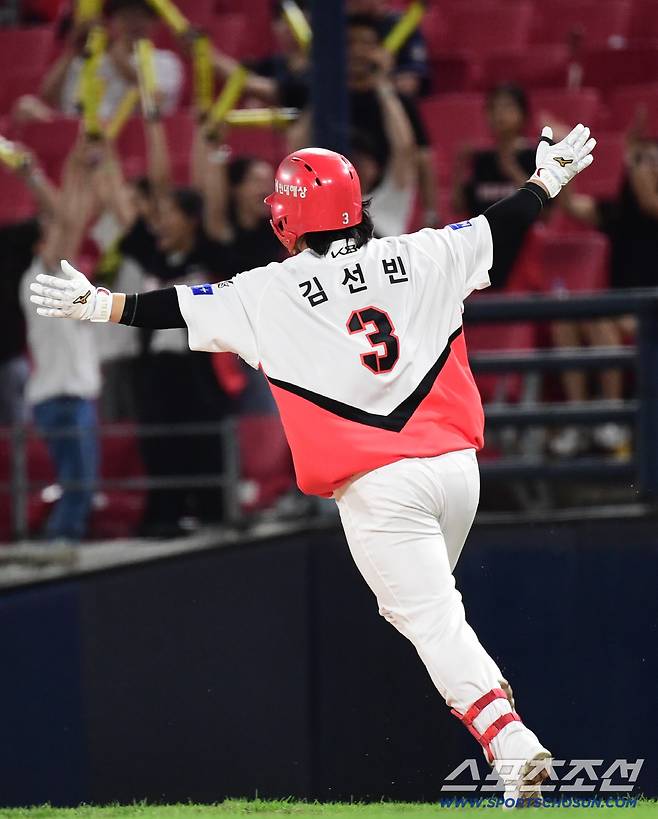 12일 광주 기아챔피언스필드에서 열린 KIA와 두산의 경기. 9회말 KIA 김선빈이 끝내기 안타를 날렸다. 환호하는 김선빈. 광주=송정헌 기자songs@sportschosun.com/2025.09.12/