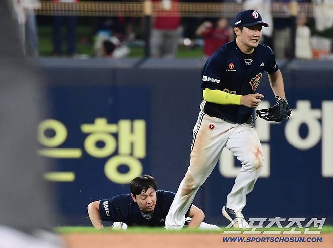 9회말 2사 1, 2루. KIA 박찬호가 동점 1타점 적시타를 날렸다. 타구를 잡았다 놓친 두산 정수빈.