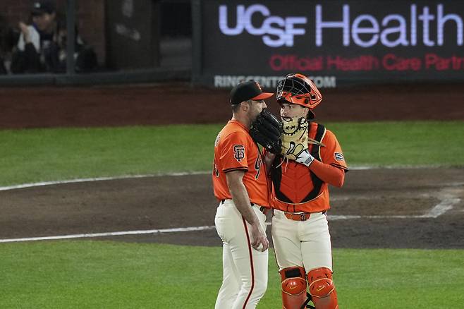 San Francisco Giants pitcher Justin Verlander, left, talks with catcher Patrick Bailey during the fourth inning of a baseball game against the Los Angeles Dodgers, Friday, Sept. 12, 2025, in San Francisco. (AP Photo/Godofredo A. Vasquez)







<저작권자(c) 연합뉴스, 무단 전재-재배포, AI 학습 및 활용 금지>