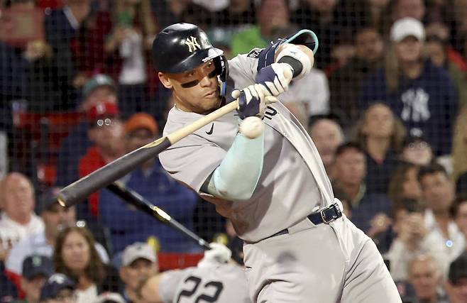 뉴욕 양키스 애런 저지가 13일(한국시각) 펜웨이파크에서 열린 보스턴 레드삭스전에서 5회 타석에서 방망이를 휘두르고 있다. AP연합뉴스