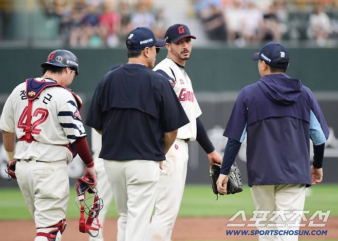 13일 부산 사직구장에서 열린 롯데와 SSG의 경기. 1회초 2사 2루. 강판 당하고 있는 롯데 벨라스케즈. 부산=송정헌 기자songs@sportschosun.com/2025.09.13/