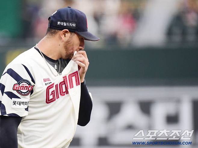 13일 부산 사직구장에서 열린 롯데와 SSG의 경기. 1회초 2사 2루. 강판 당하고 있는 롯데 벨라스케즈. 부산=송정헌 기자songs@sportschosun.com/2025.09.13/