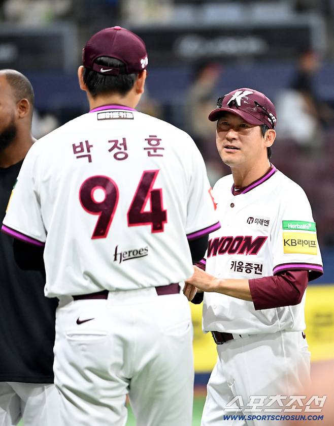 9일 고척스카이돔에서 열린 LG와 키움의 경기, 키움이 11대2로 승리했다. 승리의 기쁨을 나누는 설종진 감독대행과 박정훈의 모습. 고척=허상욱 기자wook@sportschosun.com/2025.09.09/