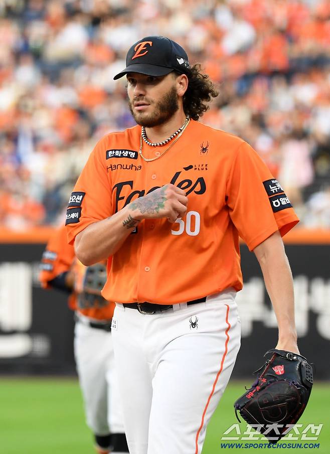 13일 대전 한화생명볼파크에서 열린 한화 이글스와 키움 히어로즈의 경기. 3회초 2사 2,3루 한화 폰세가 키움 주성원 타구를 잡은 뒤 직접 1루 베이스를 터치하고 있다. 대전=박재만 기자 pjm@sportschosun.com/2025.09.13/