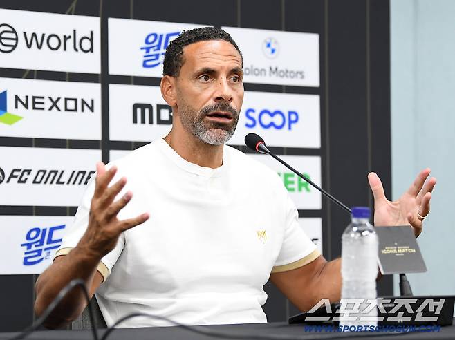 '2025 아이콘매치: 창의 귀환, 반격의 시작' 이벤트 매치가 13일 오후 서울 상암월드컵경기장에서 열렸다. 디디에 드로그바와 리오 퍼디난드가 경기 전 인터뷰에 응했다. 질문에 답하는 퍼디난드. 상암=정재근 기자 cjg@sportschosun.com/2025.9.13/