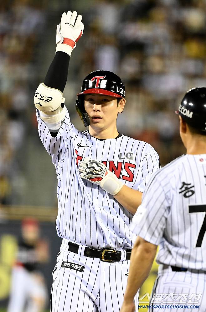 13일 잠실야구장에서 열린 KIA와 LG의 경기, 7회말 LG 홍창기가 대타로 타석에 나서 안타를 날린 뒤 기뻐하고 있다. 잠실=허상욱 기자wook@sportschosun.com/2025.09.13/