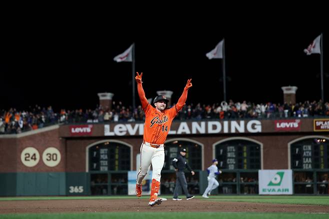 샌프란시스코 자이언츠 패트릭 베일리가 13일(한국시각) 오라클파크에서 열린 LA 다저스전에서 연장 10회말 끝내기 만루홈런을 터뜨린 뒤 두 팔을 번쩍 든채 베이스를 돌고 있다. AFP연합뉴스