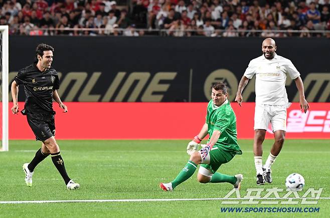 '2025 아이콘매치: 창의 귀환, 반격의 시작' 이벤트 매치가 13일 오후 서울 상암월드컵경기장에서 열렸다. 1대1 끝장 대결에서 카카가 카시야스를 제치며 골을 넣고 있다. 상암=정재근 기자 cjg@sportschosun.com/2025.9.13/