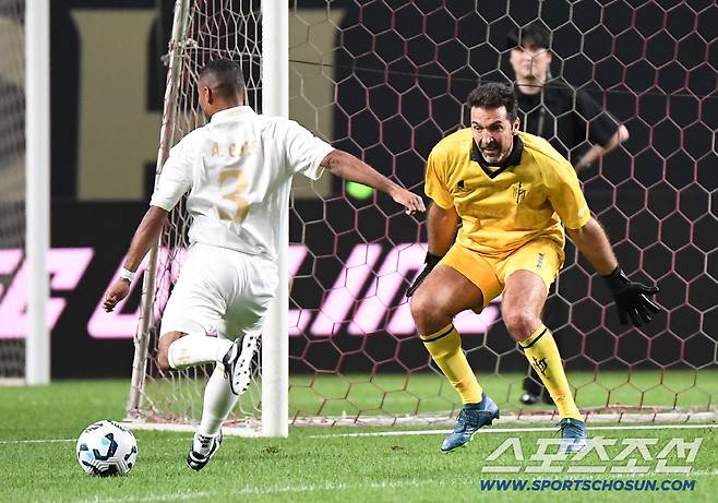 '2025 아이콘매치: 창의 귀환, 반격의 시작' 이벤트 매치가 13일 오후 서울 상암월드컵경기장에서 열렸다. 1대1 끝장 대결에서 애슐리 콜과 부폰이 대결하고 있다. 상암=정재근 기자 cjg@sportschosun.com/2025.9.13/