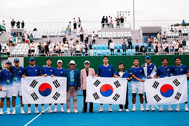 대표팀 전체 선수단(정종삼 감독, 왼쪽에서 세번째)과 주원홍 대한테니스협회장(가운데 중절모자 착용자) 및 테니스계 인사들