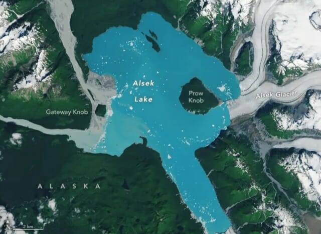 호수 우측에 보이는 큰 섬인 알래스카의 프로 놉은 한 때 얼음이 뒤덮고 있었다. (출처=미 지질조사국(USGS) 랜드샛, NASA 지구 관측소)